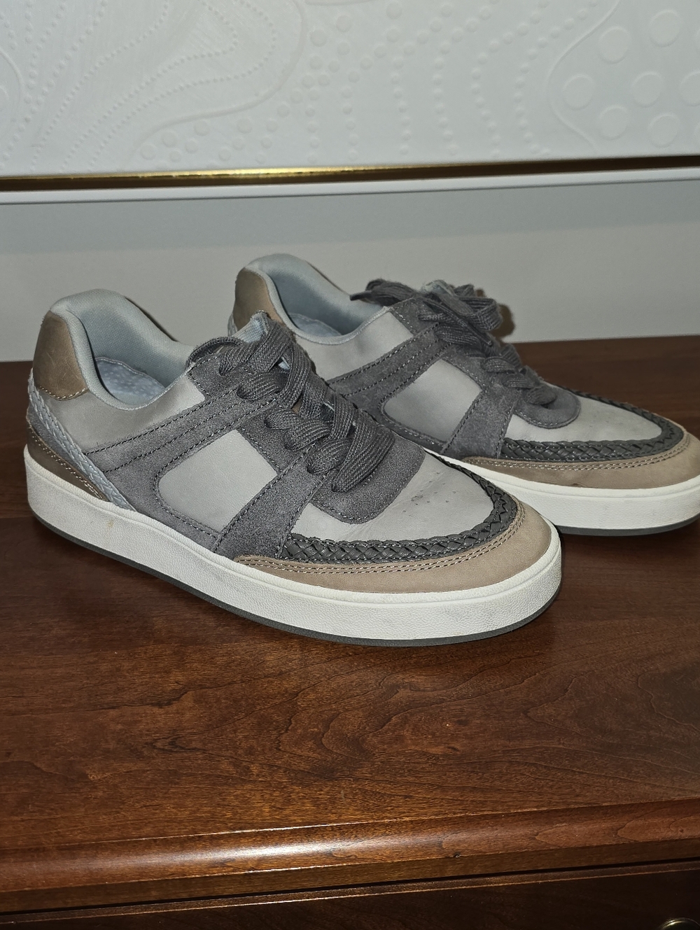 Lucky Brand Gray & Tan Women's Low-Top Sneakers